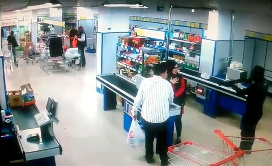 Pompalı tüfek ve palalı market soygunu kamerada