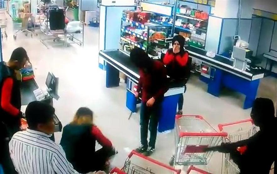 Pompalı tüfek ve palalı market soygunu kamerada