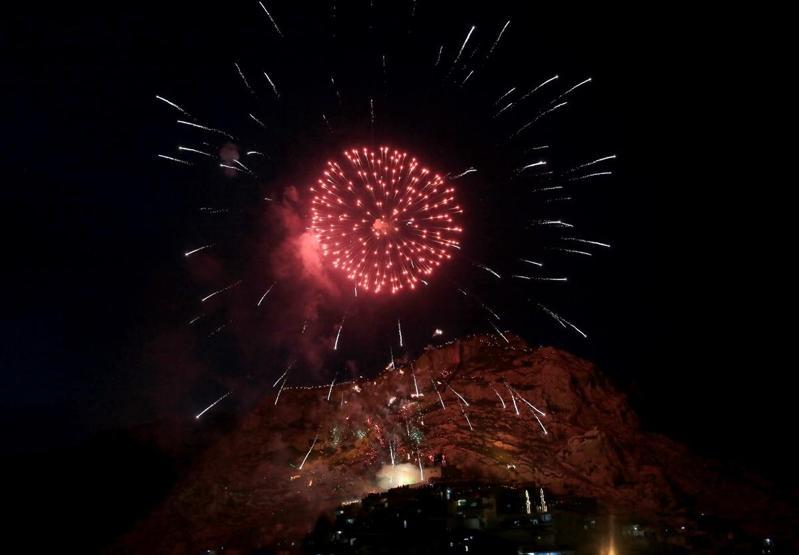 Iraktaki Nevruz kutlamalarında onlarca kişi Akre Tepesine çıktı