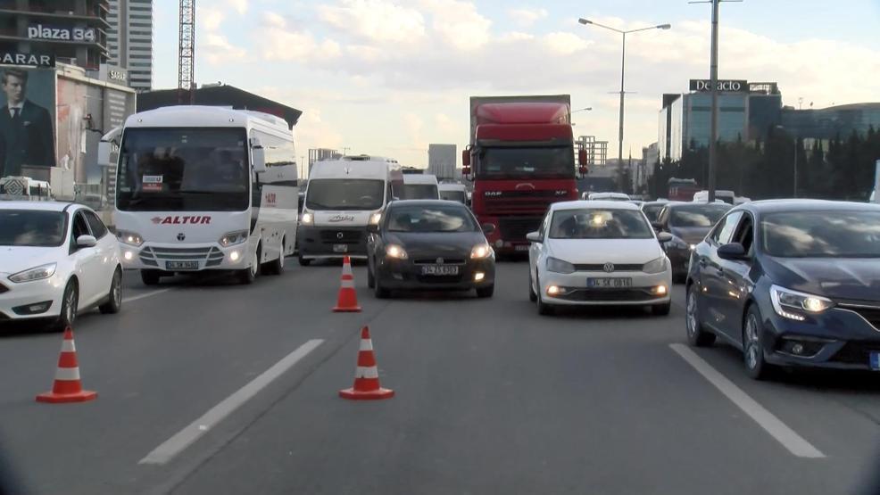 Basın Ekspres yolunu birbirine kattılar, kaçarken paraları saçtılar