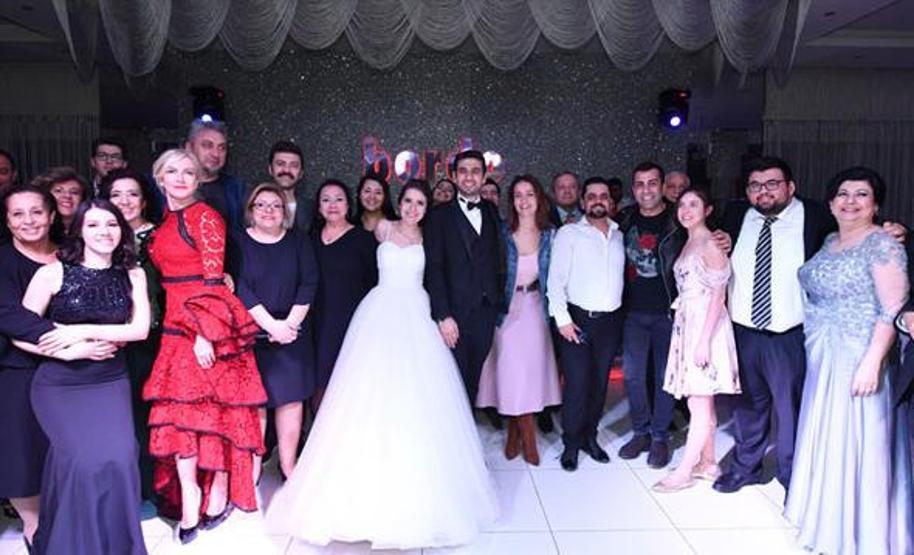 “Düğüm Salonu” filminin oyuncuları düğün bastı
