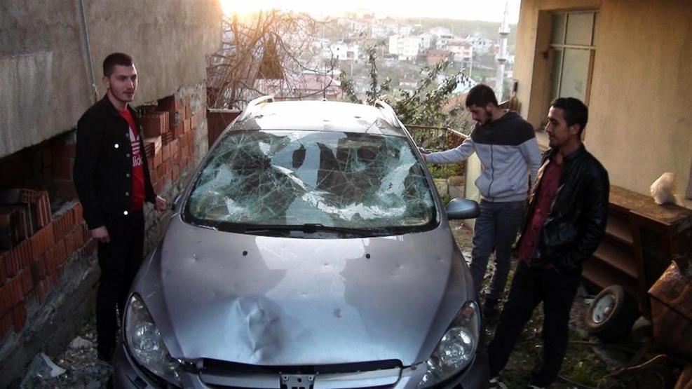 Arkadaşına kızıp çekiçle aracını parçaladı