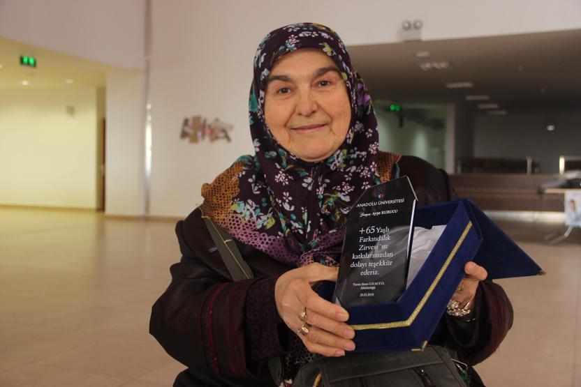 Hür Kız 60 yaşında fenomen oldu