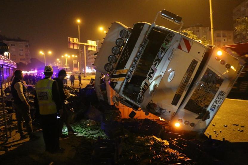 Kamyon dehşet saçtı: 1 otomobil, 3 motosiklet zarar gördü 1 kadın yaralandı
