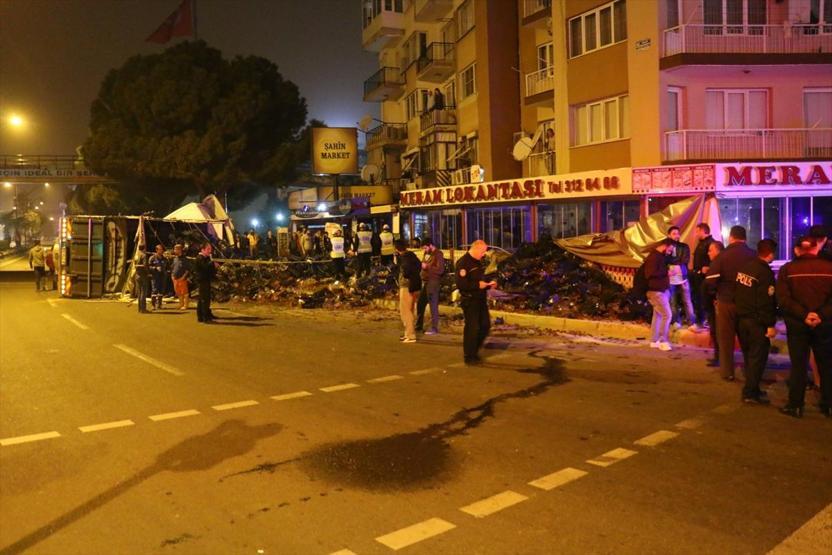 Kamyon dehşet saçtı: 1 otomobil, 3 motosiklet zarar gördü 1 kadın yaralandı