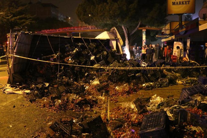 Kamyon dehşet saçtı: 1 otomobil, 3 motosiklet zarar gördü 1 kadın yaralandı