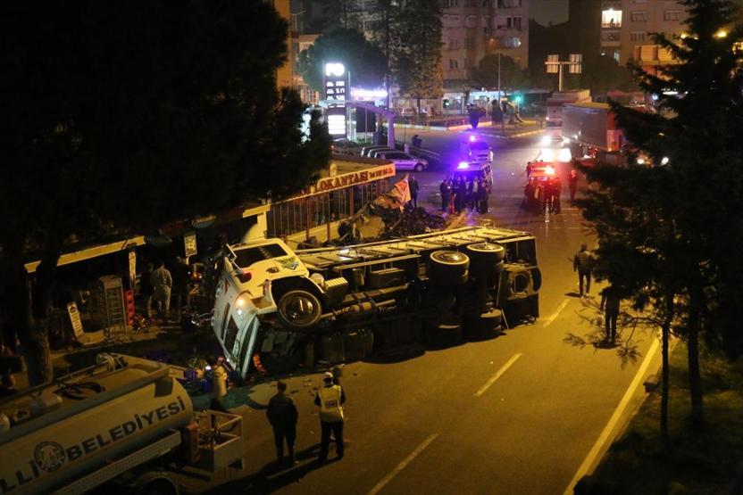 Kamyon dehşet saçtı: 1 otomobil, 3 motosiklet zarar gördü 1 kadın yaralandı
