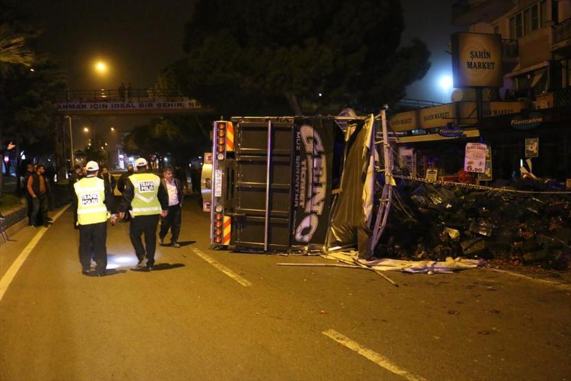 Kamyon dehşet saçtı: 1 otomobil, 3 motosiklet zarar gördü 1 kadın yaralandı
