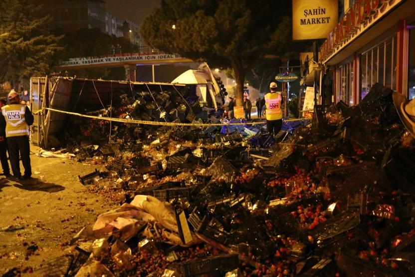 Kamyon dehşet saçtı: 1 otomobil, 3 motosiklet zarar gördü 1 kadın yaralandı