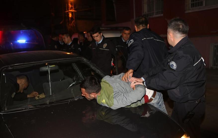Adanada film gibi olay: Polis araçlarına çarparak kaçtı