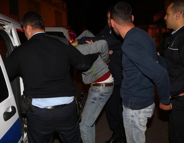 Adanada film gibi olay: Polis araçlarına çarparak kaçtı