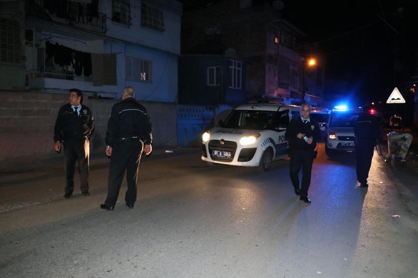 Adanada film gibi olay: Polis araçlarına çarparak kaçtı