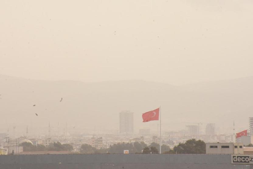 Gökten çamur yağdı...İstanbul, İzmir, Kocaeli ve Sakarya