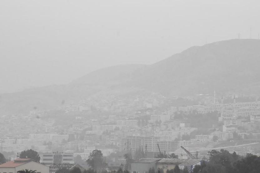 Gökten çamur yağdı...İstanbul, İzmir, Kocaeli ve Sakarya