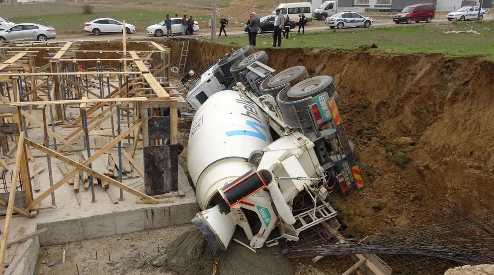 Toprak kaymasından beton mikseri devrildi