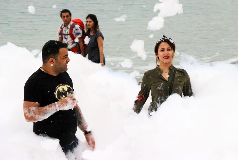 İranlı turistler köpük partisinde eğlendi