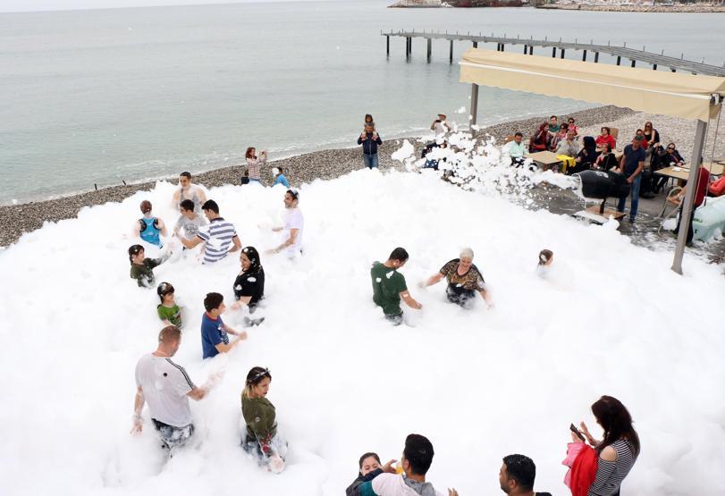 İranlı turistler köpük partisinde eğlendi