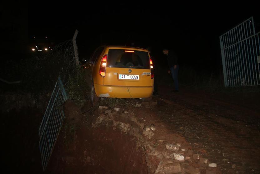 Uçurumun kenarında asılı kalan ticari taksi son anda kurtarıldı