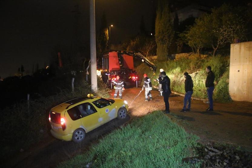 Uçurumun kenarında asılı kalan ticari taksi son anda kurtarıldı