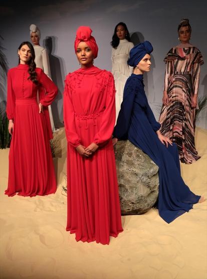 Dünyanın ilk tesettürlü top modeli Halima Aden İstanbulda