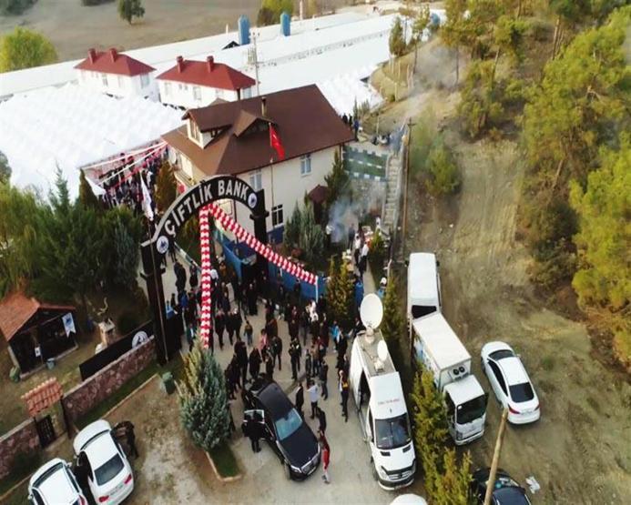 Çiftlik Bank, Taraklıda davullu zurnalı ve mangallı açılış yapmış
