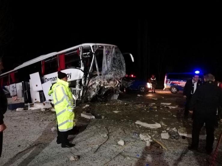 Çorumda korkunç kaza: Yolcu otobüsü önce ağaçlara sonra istinat duvarına çarptı