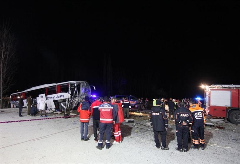 Çorumda korkunç kaza: Yolcu otobüsü önce ağaçlara sonra istinat duvarına çarptı