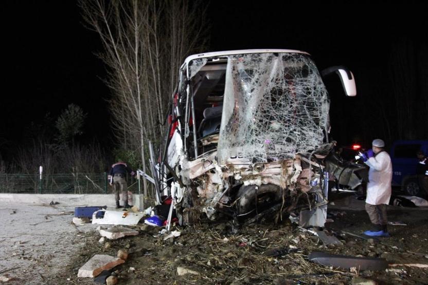 Çorumda korkunç kaza: Yolcu otobüsü önce ağaçlara sonra istinat duvarına çarptı