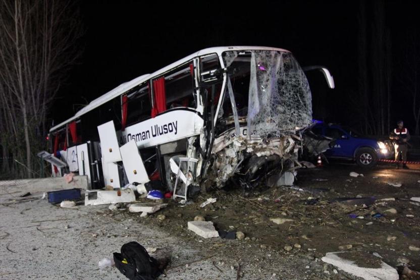 Çorumda korkunç kaza: Yolcu otobüsü önce ağaçlara sonra istinat duvarına çarptı