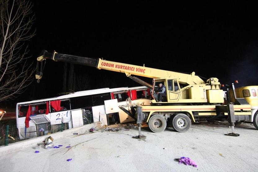 Çorumda korkunç kaza: Yolcu otobüsü önce ağaçlara sonra istinat duvarına çarptı