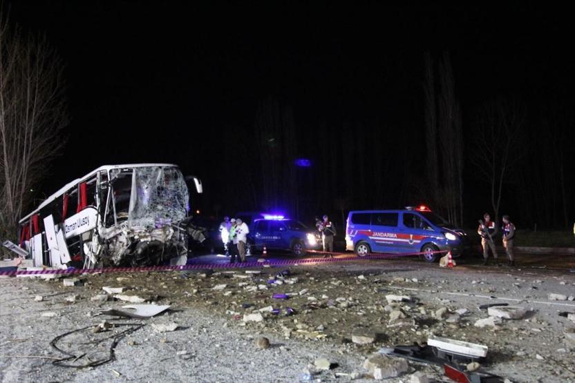 Çorumda korkunç kaza: Yolcu otobüsü önce ağaçlara sonra istinat duvarına çarptı