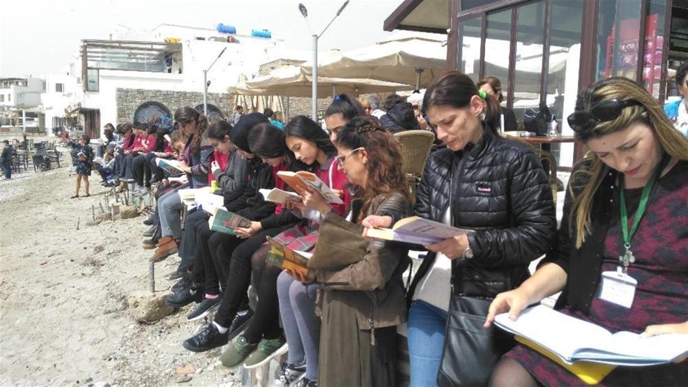 Sahilde toplanıp kitap okudular