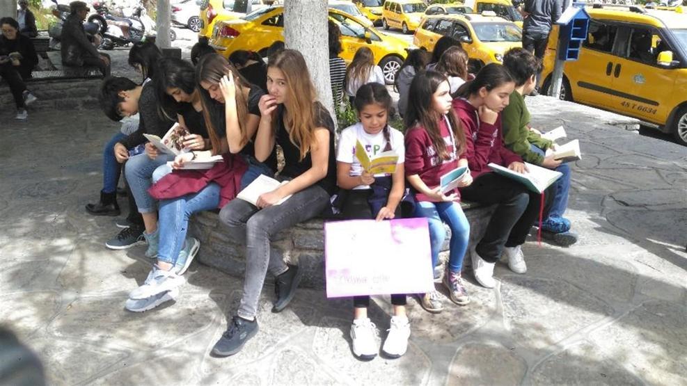 Sahilde toplanıp kitap okudular