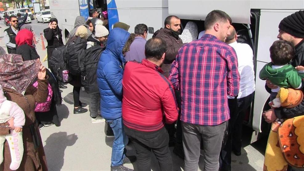 Sahilde toplanıp kitap okudular