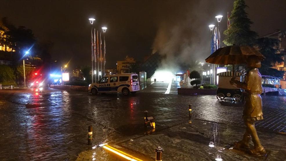 Bursada bir AVMde yangın çıktı