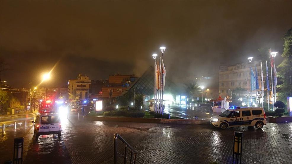Bursada bir AVMde yangın çıktı