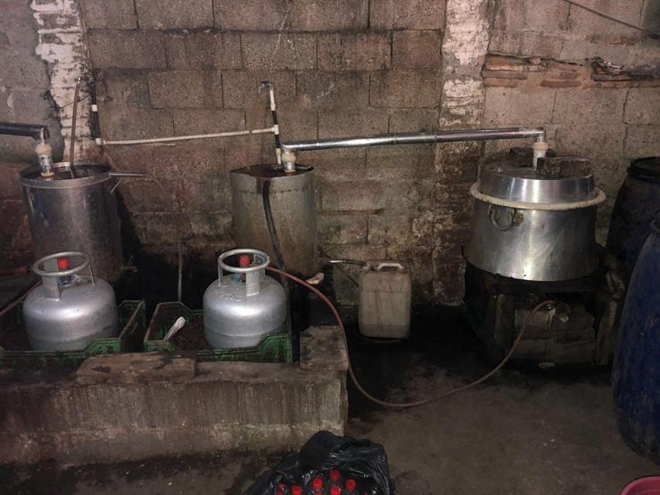 Adana’da 5 bin 235 litre sahte rakı ele geçirildi