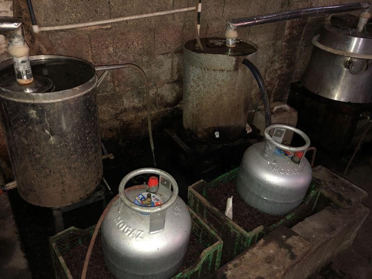 Adana’da 5 bin 235 litre sahte rakı ele geçirildi