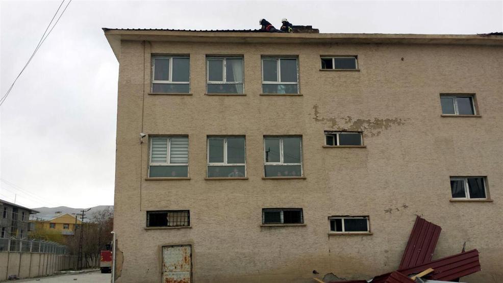 Vanda fırtına okulun çatısını uçurdu