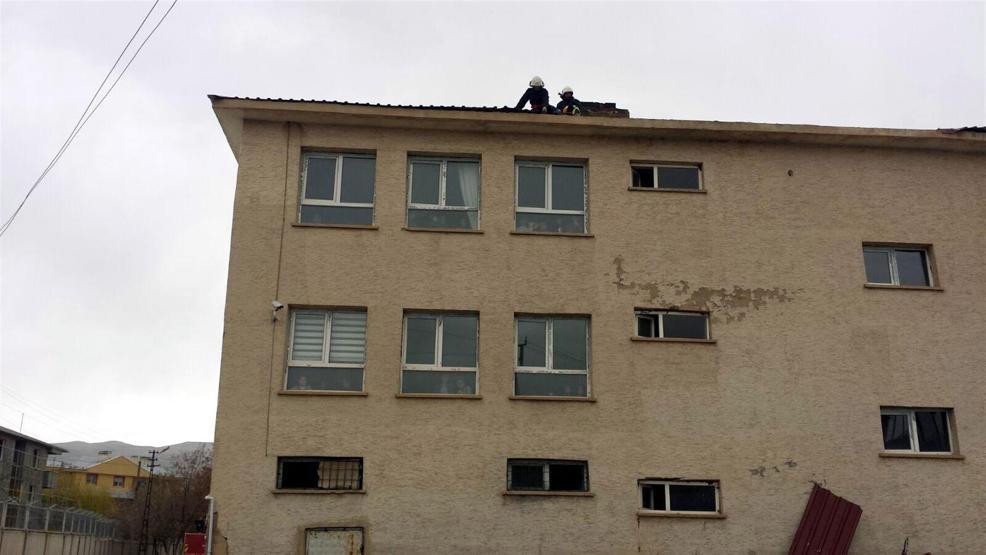 Vanda fırtına okulun çatısını uçurdu