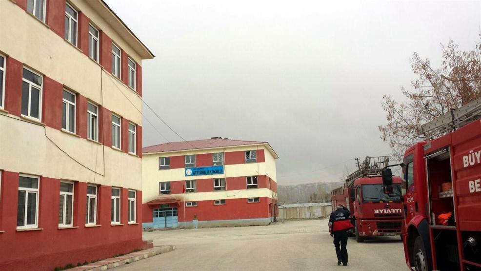 Vanda fırtına okulun çatısını uçurdu