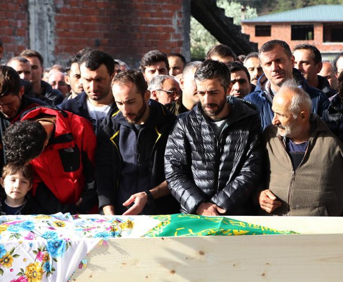 Resul Dindarın annesi son yolculuğuna uğurlandı