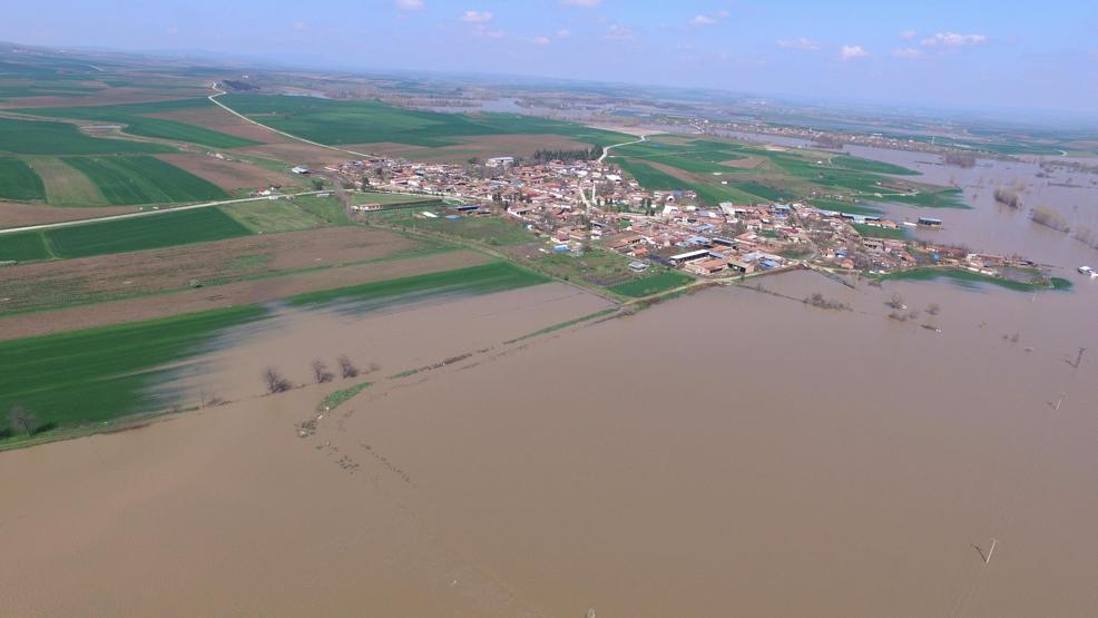 Edirneyi yağmur vurdu: Binlerce dönüm ekili arazi sular altında