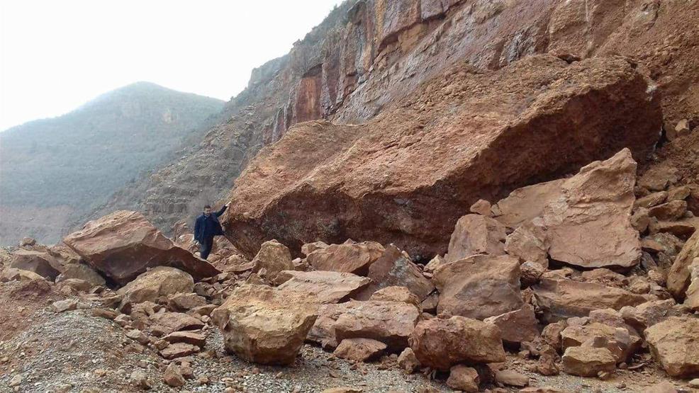 TIR büyüklüğündeki dev kayalar yolu kapattı