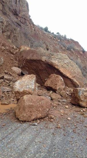 TIR büyüklüğündeki dev kayalar yolu kapattı