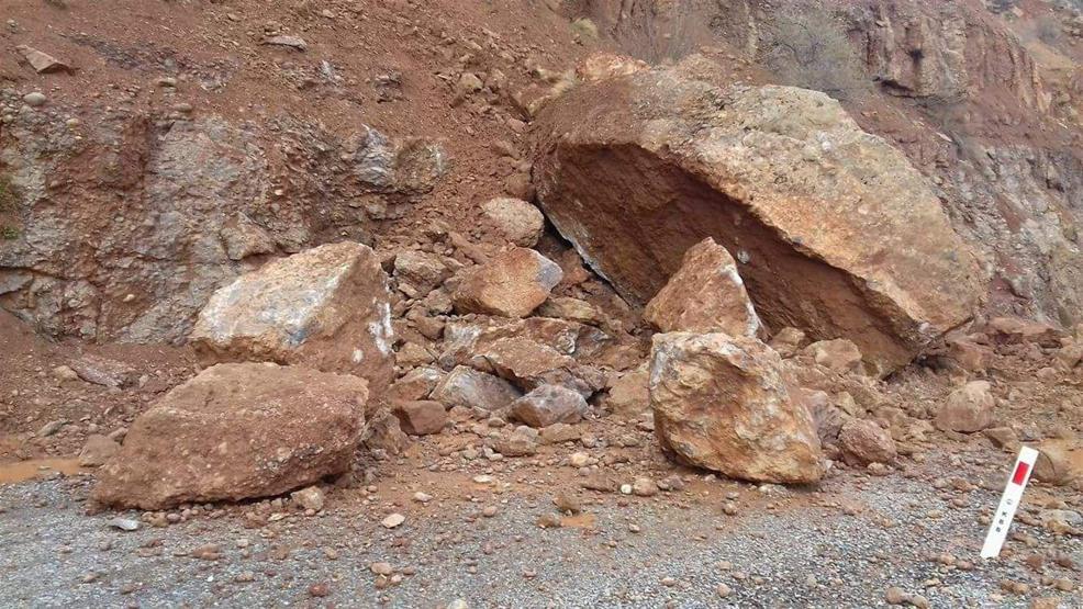 TIR büyüklüğündeki dev kayalar yolu kapattı