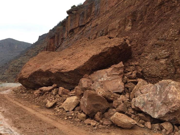 TIR büyüklüğündeki dev kayalar yolu kapattı