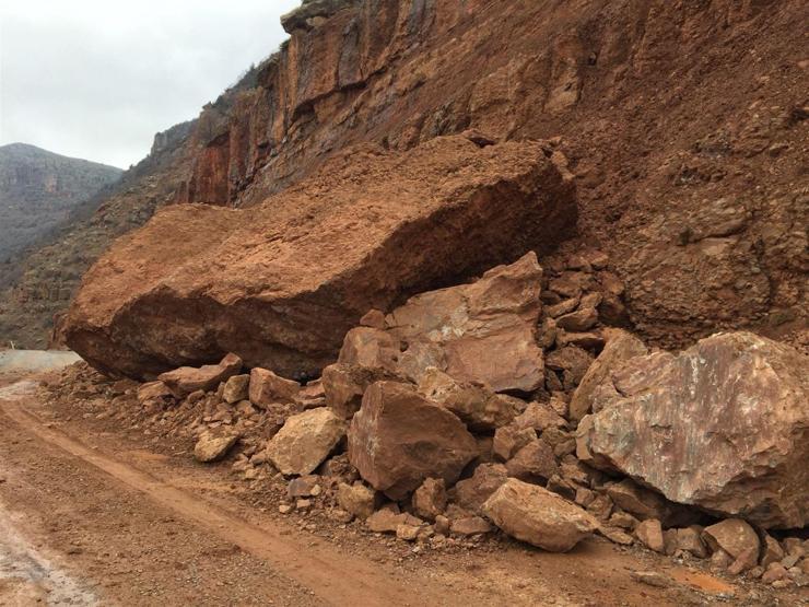 TIR büyüklüğündeki dev kayalar yolu kapattı