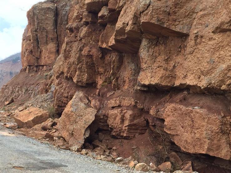 TIR büyüklüğündeki dev kayalar yolu kapattı