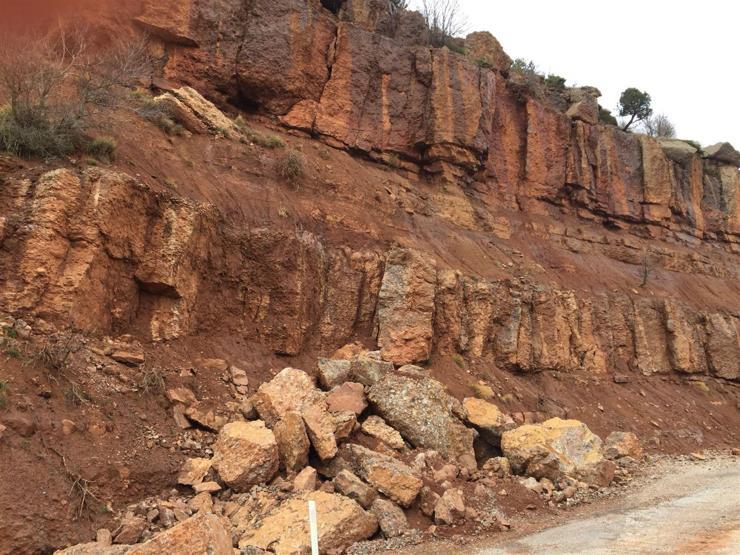 TIR büyüklüğündeki dev kayalar yolu kapattı